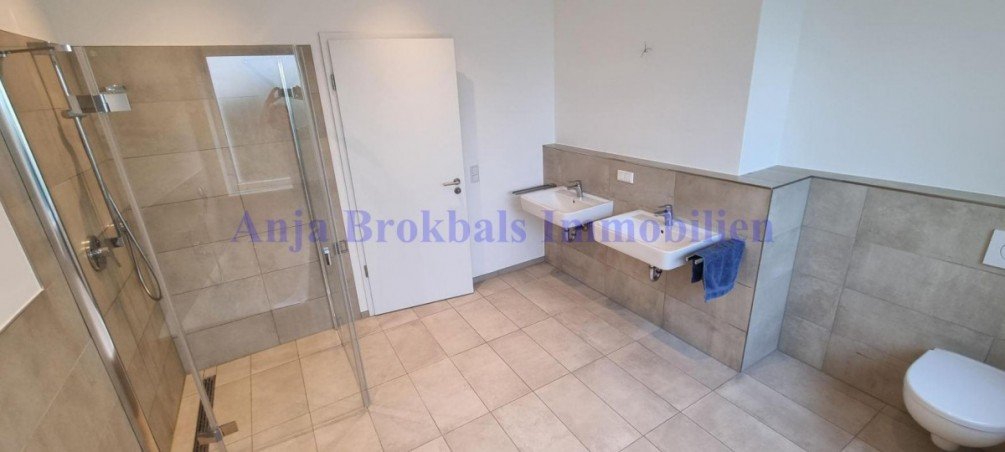 Dusche barrierefrei; 2 Waschbecken Wohnung G�tersloh