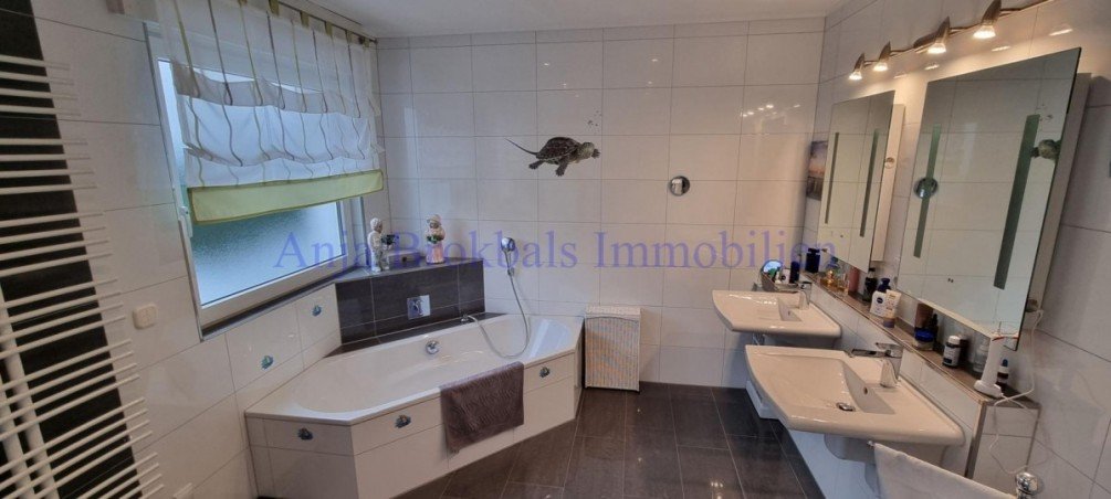 Wanne, 2 Waschbecken Einfamilienhaus Rheda-Wiedenbr�ck