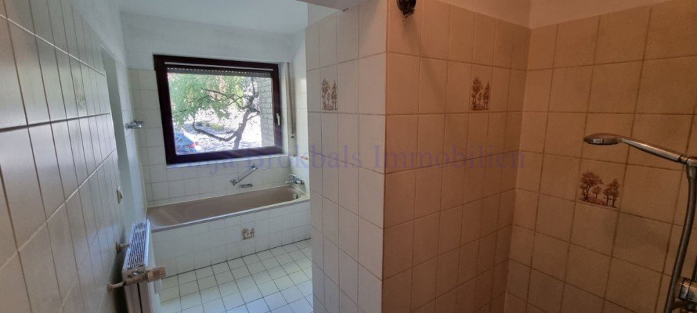 Badewanne, Dusche, Fenster Wohnung G�tersloh