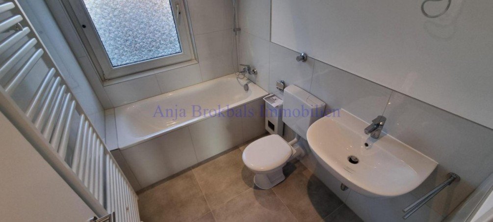 Bad neu. Mit Fenster und Wanne Wohnung G�tersloh