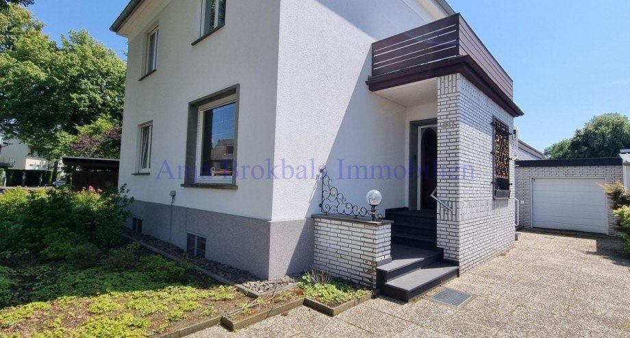 Einfahrt und Haupteingang Zweifamilienhaus G�tersloh