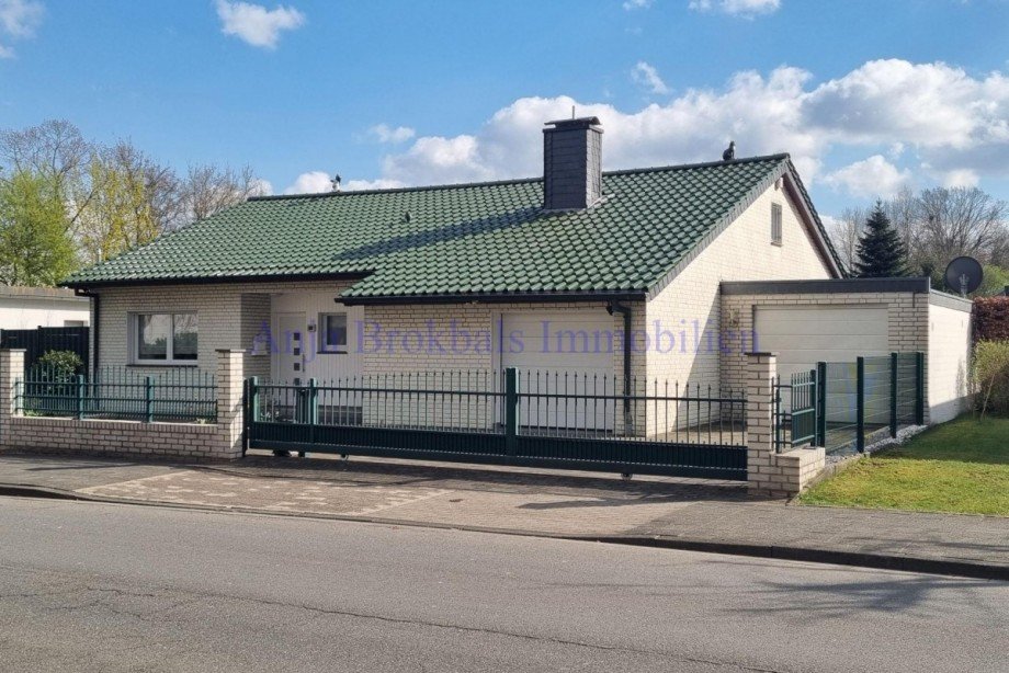 Bungalow, Satteldach, 2 Garagen Einfamilienhaus Rheda-Wiedenbr�ck