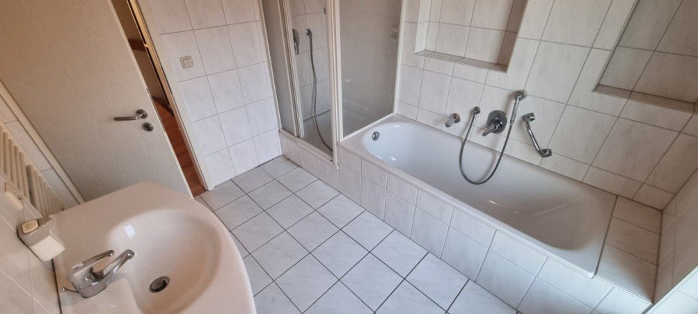 Dusche und Badewanne Reihenmittelhaus G�tersloh