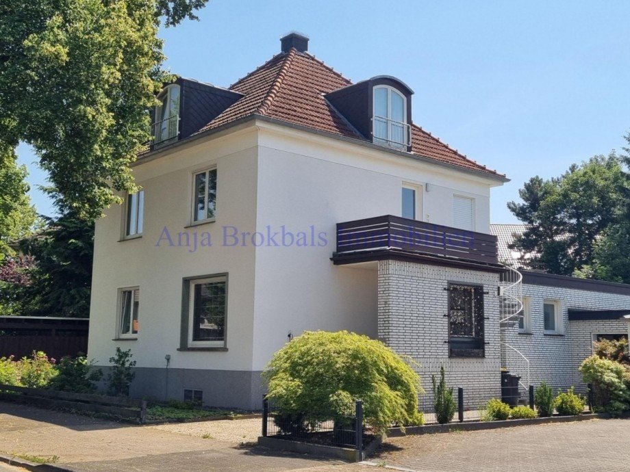 Eingangsseite mit Balkon Zweifamilienhaus G�tersloh