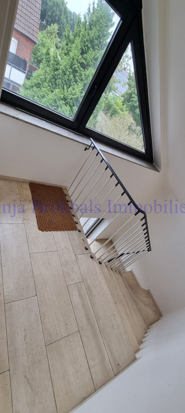 Helles freundliches Treppenhaus Wohnung G�tersloh