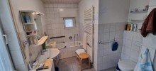 Bad EG Wanne 2-Familienhaus in Isselhorst: EG barrierefrei, 170 m�, 2 Carports, toller Garten, 2 Eing�nge - provisionsfrei f�r K�ufer