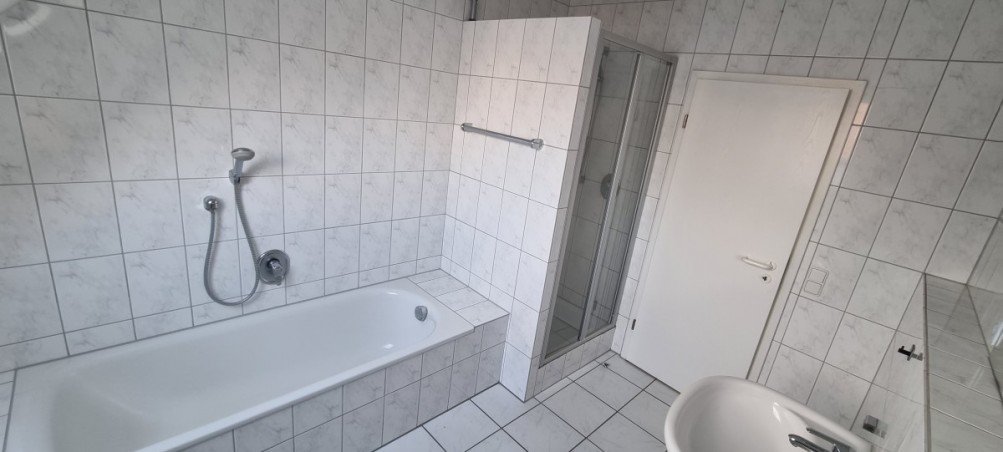 Badewanne und Dusche Doppelhaush�lfte G�tersloh