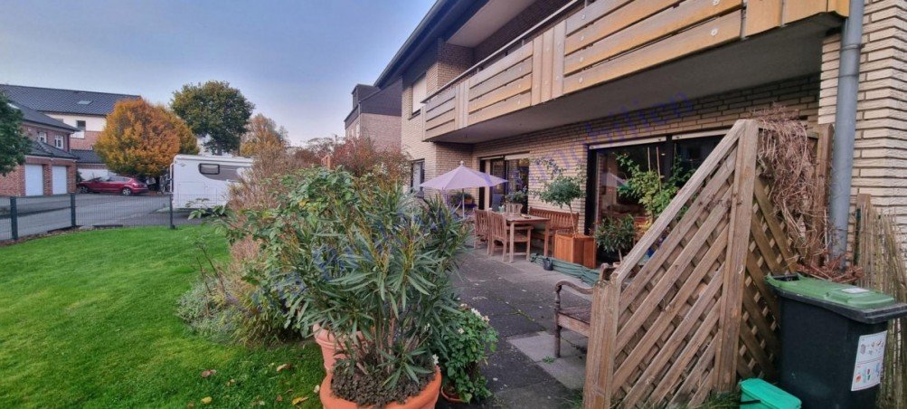 Terrasse und Vorgarten Zweifamilienhaus G�tersloh