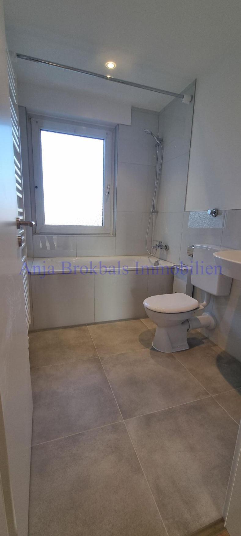 Tageslicht und Badewanne Wohnung G�tersloh