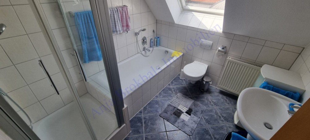 Bad mit Fenster, Dusche und Wanne Wohnung Rheda-Wiedenbr�ck