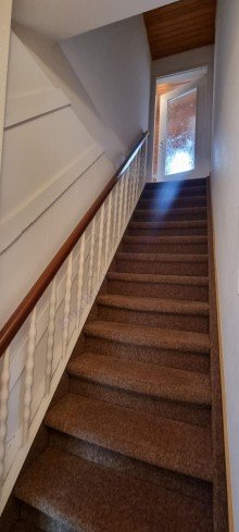 Treppe OG 2-Familienhaus in Isselhorst: EG barrierefrei, 170 m�, 2 Carports, toller Garten, 2 Eing�nge - provisionsfrei f�r K�ufer