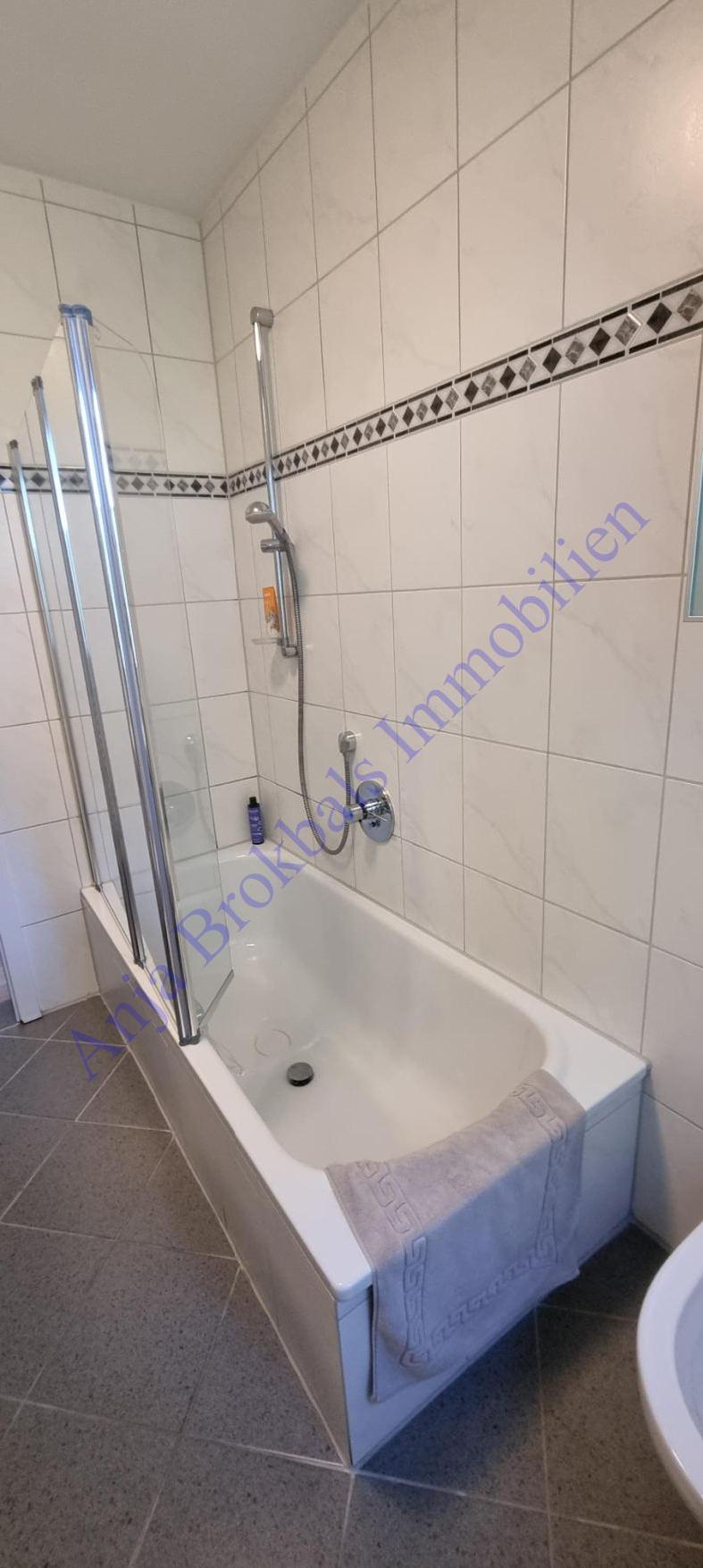 Badewanne mit Duschaufsatz Wohnung G�tersloh